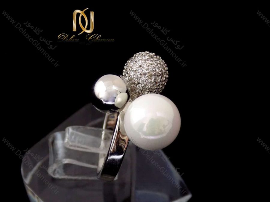 انگشتر دخترانه کلیو clio طرح گوی و مروارید کد محصول rg-n126 پس زمینه مشکی از کنار