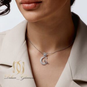گردنبند دخترانه نقره طرح ماه و دختر بادکنک در دست
