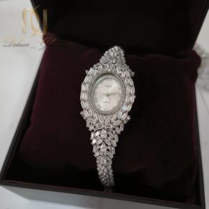 این ساعت نقره زنانه جواهری نگین باگت صفحه بیضی