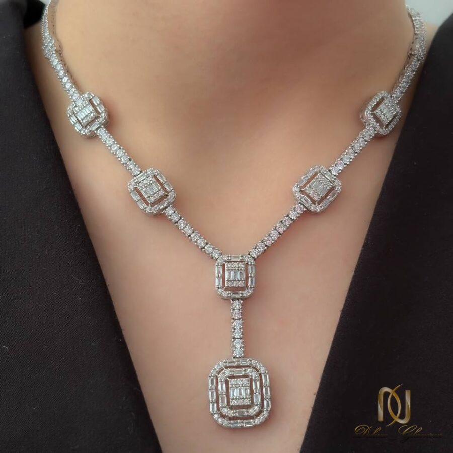 سرویس نقره امرالدکات ns-s-7 نمای نزدیک گردنبند یهدار با سنگهای برش زمردی روی سینه