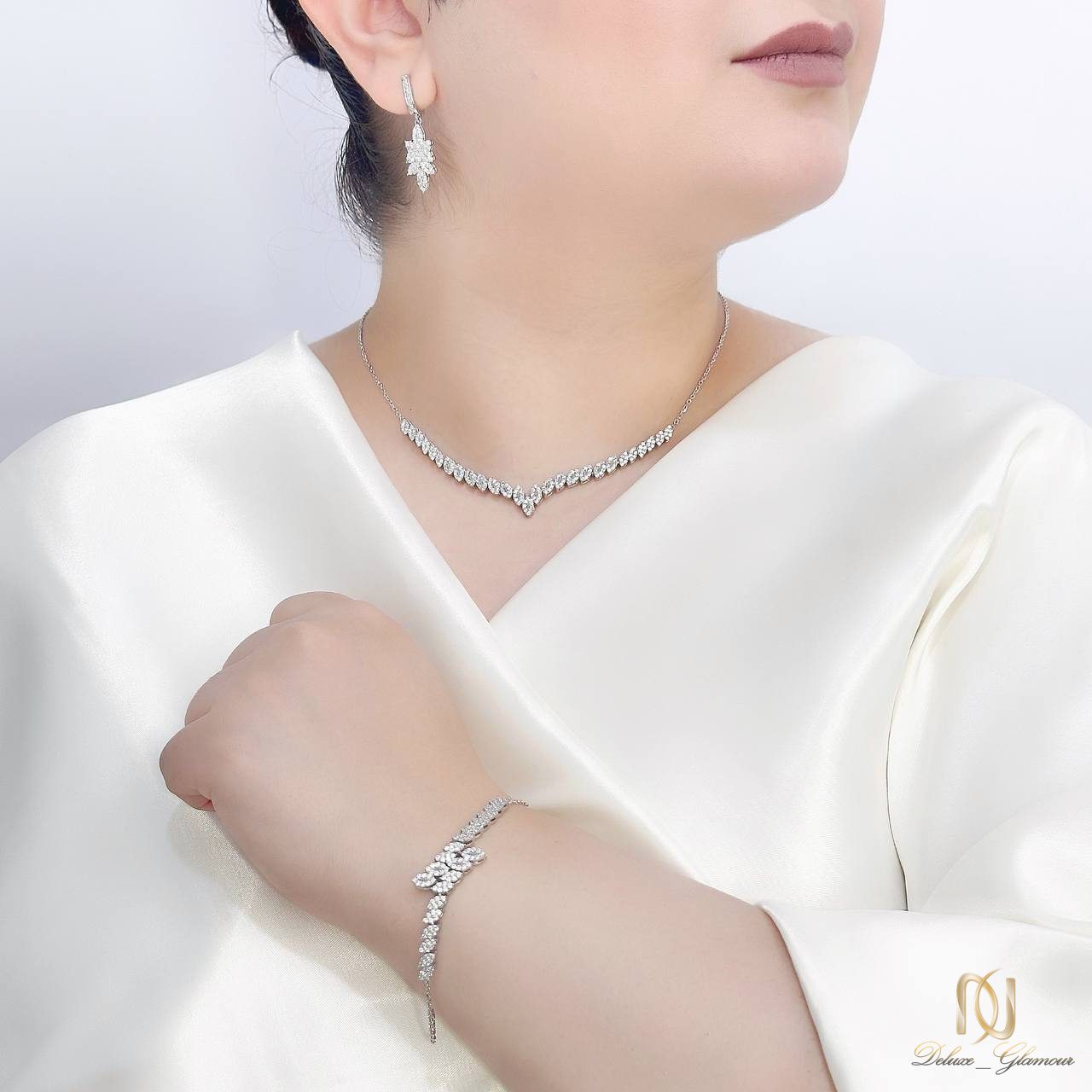سرویس نقره زنجیری ns-s-14 عکس روی مانکن زنانه، نمایش کامل ست شامل گردنبند، گوشواره و دستبند