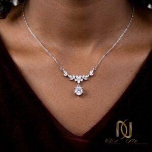 گردنبند نقره گل ne-new-16 عکس روی مانکن زنانه، نمای نزدیک گردن و سینه