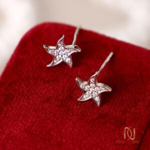 گوشواره نقره ستاره er-s-17 روی مخمل قرمز، نمای نزدیک