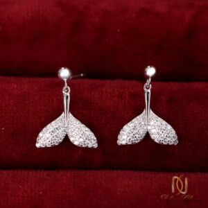 گوشواره نقره دم نهنگ er-s-8 عکس روی پس زمینه مخمل قرمز، نمای رو به رو و دوگانه