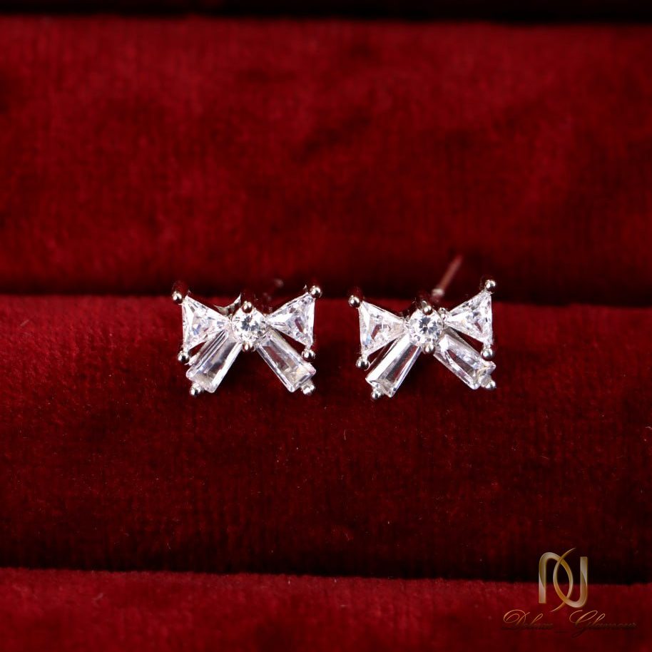 گوشواره نقره زنانه پاپیون er-s-10 روی مخمل قرمز، نمای دو طرفی محصول