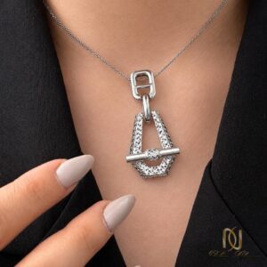 نیم ست نقره زنانه طرح طلا ce-new-29 نمای نزدیک گردنبند با دست