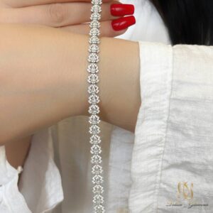 دستبند نقره زنانه جواهری بندساعتی br-s-12 عکس روی دست با ناخن قرمز
