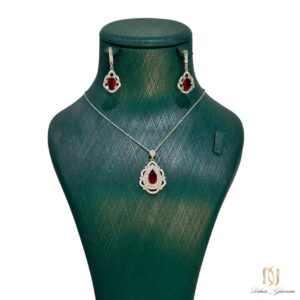 نیم ست نقره زنانه طرح اشک ce-new-21 عکس روی مانکن سبز رنگ با نمایش کامل گردنبند و گوشواره