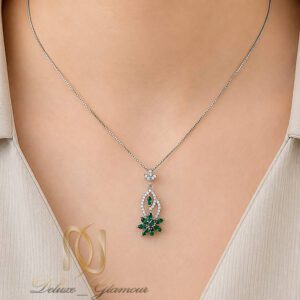 گردنبند نقره زنانه گل نگین سبز روی گردن