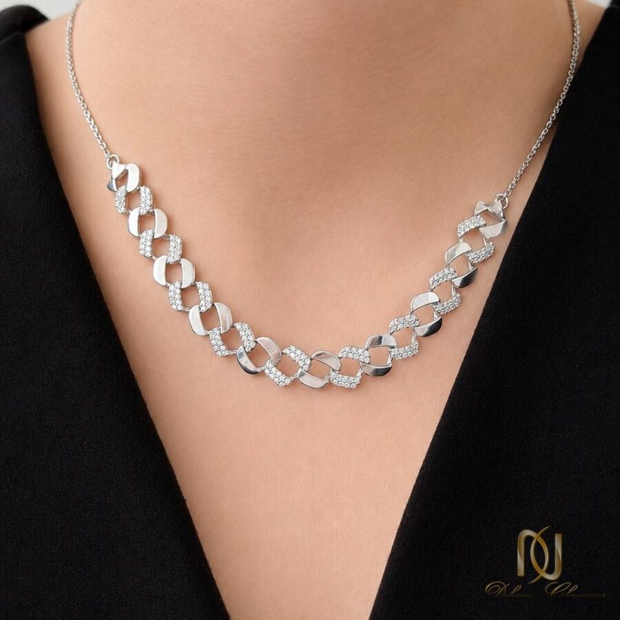 سرویس نقره کارتیر ns-s-25 عکس گردنبند زنجیری نقره روی گردن با لباس مشکی