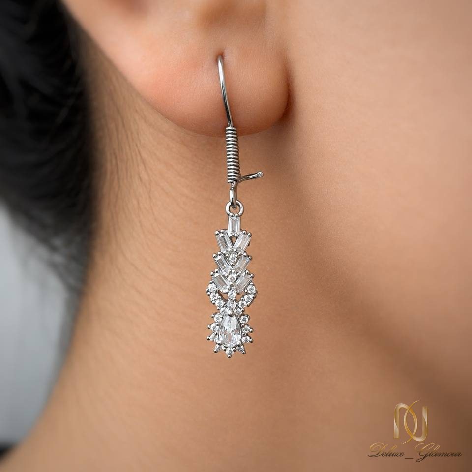 سرویس نقره زنجیری ns-s-23، گوشواره نقره بر روی گوش، نمای نزدیک کناری