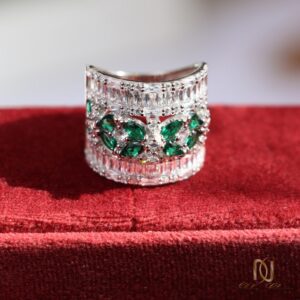 انگشتر نقره زنانه سبک زمردی طرح جواهری مجلسی ri-s-66 عکس روی مخمل قرمز، نمای رو به رو محصول