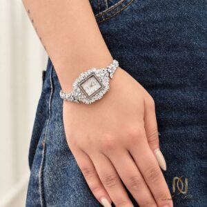 ساعت نقره زنانه تمام جواهری H&D مجلسی wh-s-20 عکس پوشیدن روی دست و مچ دست با شلوار جین