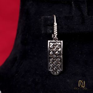 سرویس نقره عیار 925 طرح مشبک لوزی مجلسی ns-s-56 نمای نزدیک از گوشواره نقره طرح مشبک روی مانکن مشکی