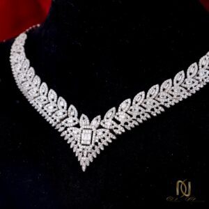 سرویس نقره 925 زنانه نگین زیرکونیا مجلسی کد ns-s-55، نمای بزرگ‌نمایی گردنبند بر روی مانکن مشکی