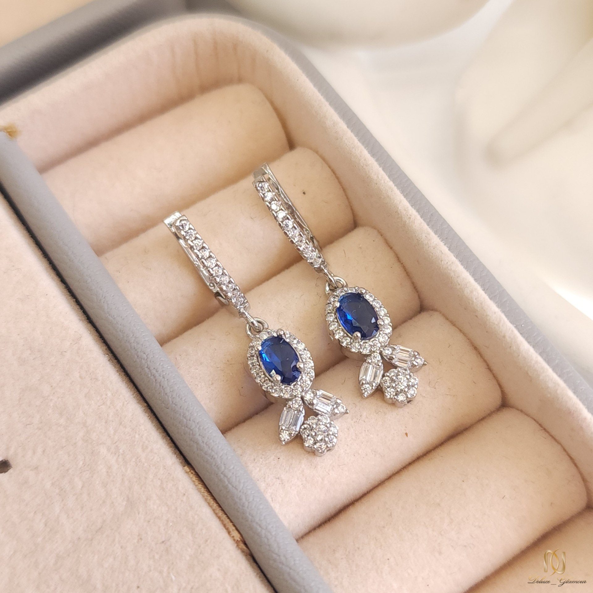 سرویس نقره آبی ns-s-33، نمای نزدیک گوشوارههای آویز نقرهای با نگین آبی oval و halo سنگی سفید