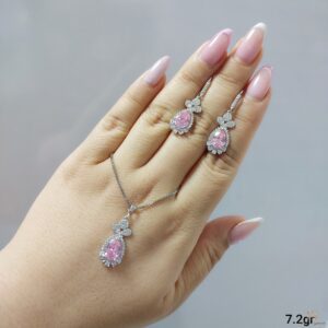 نیم ست نقره مجلسی ce-new-43 عکس دست در حال نگهداری از ست نقره با نگین صورتی، شامل گردنبند و گوشواره