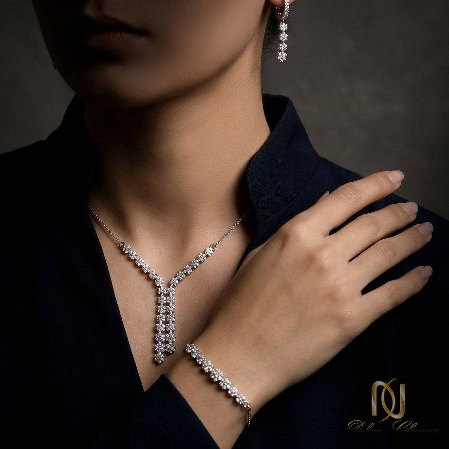 سرویس نقره زنانه طرح فلاور نگیندار مجلسی ns-s-44، مدل wearing ست نقره با گردنبند، گوشواره و دستبند روی پوستر تیره