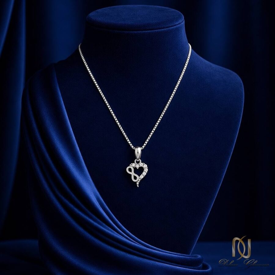گردنبند نقره زنانه طرح قلب و بینهایت ne-new-60 عکس روی مانکن مخمل آبی با پارچه ابریشم آویزان