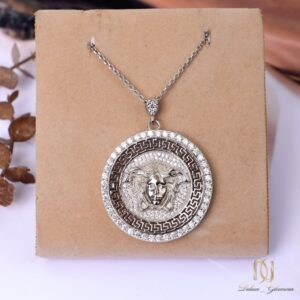 گردنبند نقره زنانه طرح مدوسا نگین دار ne-new-50، نمایش روی استند کارتنی بژ، نمای رو به رو کامل گردنبند با طرح صورت مدوسا و حاشیه یونانی نگیندار
