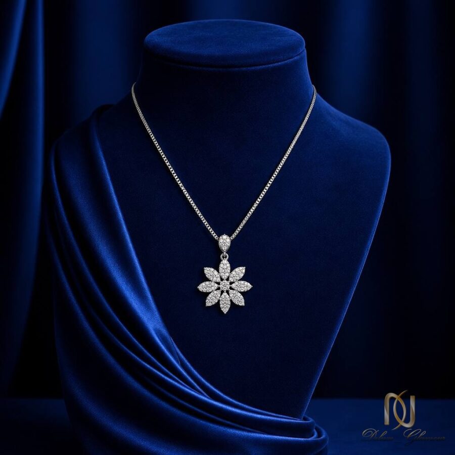 گردنبند نقره زنانه طرح گل هشتپر مجلسی ne-new-68 روی مانکن مخمل آبی، نمای نزدیک پندنت گل هشتپر