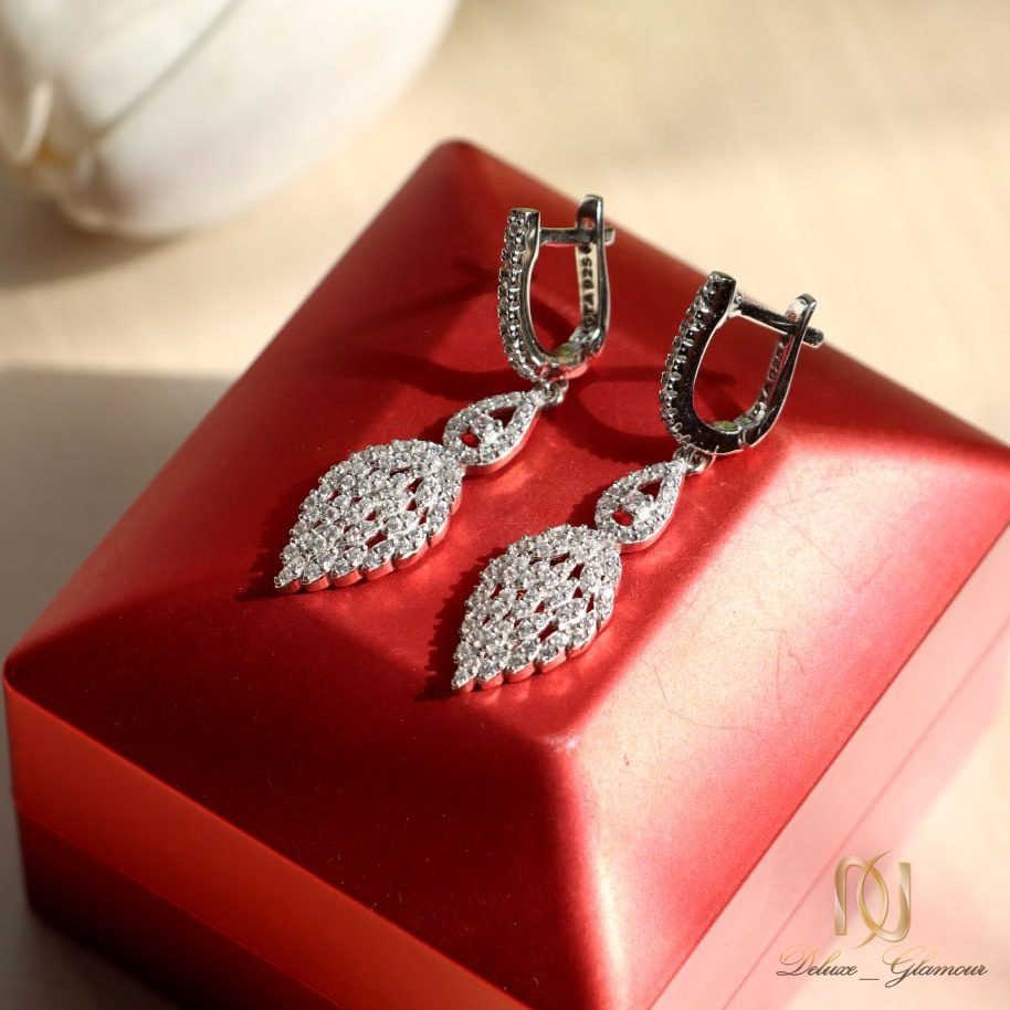گوشواره نقره آویز er-s-21 روی جعبه قرمز با گل سفید در پسزمینه