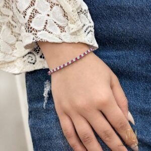دستبند نقره زنانه تنیس نگین قرمز br-s-31، عکس روی دست با لباس توری و شلوار جین، نمای پوشیدن