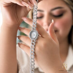 ساعت نقره زنانه نگین دار مجلسی طرح کارتیر پرنگین wh-s-6 نمای دست در حال نگه داشتن ساعت و نمایش بند و صفحه