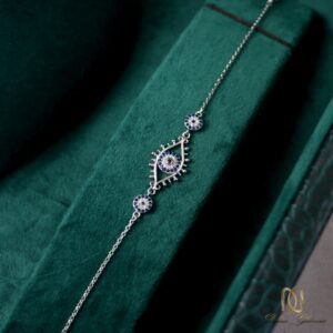 دستبند نقره زنانه چشمنظر نگین اتمی br-s-27، روی مخمل سبز جعبه جواهرات، نمای کامل flat lay