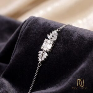 دستبند نقره زنانه طرح امرالدکات مجلسی br-s-42 عکس روی مخمل مشکی، نمای نزدیک سنگ مرکزی برش امیرالد