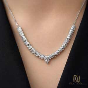 سرویس نقره زنانه باگت ns-s-30 عکس نمای نزدیک گردنبند وینچ نقره بر روی گردن