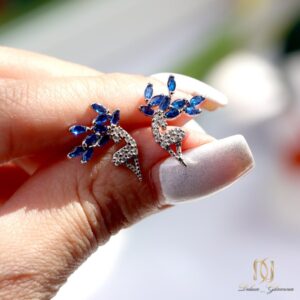 گوشواره نقره زنانه طرح گوزن er-s-34، عکس در دست، نمایش وزن 1.89 گرم و نمای پشت طراحی گوزن