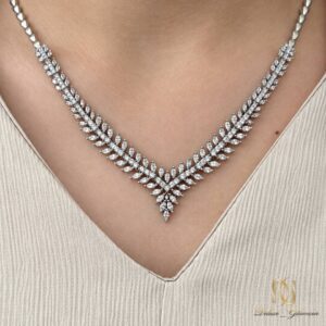 سرویس نقره زنانه جواهری مجلسی ns-s-59، نمای نزدیک گردنبند و necklace بر روی گردن و سینه مدل