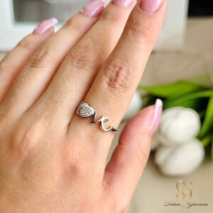 انگشتر نقره زنانه LOVE ri-s-20 عکس روی دست با ناخن صورتی و گلهای سفید