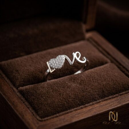 انگشتر نقره زنانه LOVE ri-s-20 عکس روی جعبه مخمل قهوه‌ای