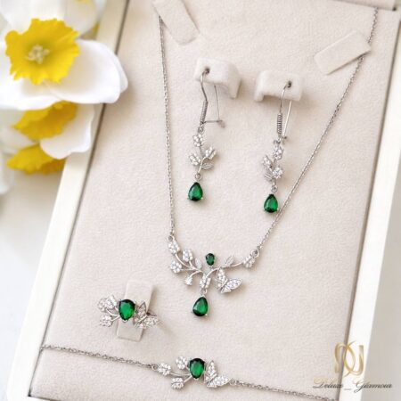 سرویس نقره زنانه گل و پروانه ns-s-27، نمایش کامل ست چهار تکه در جعبه مخمل سفید با گل‌های زرد کنار