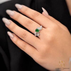 سرویس نقره زنانه گل و پروانه ns-s-27، انگشترflower با سنگ سبز و الماس بر روی انگشت دست