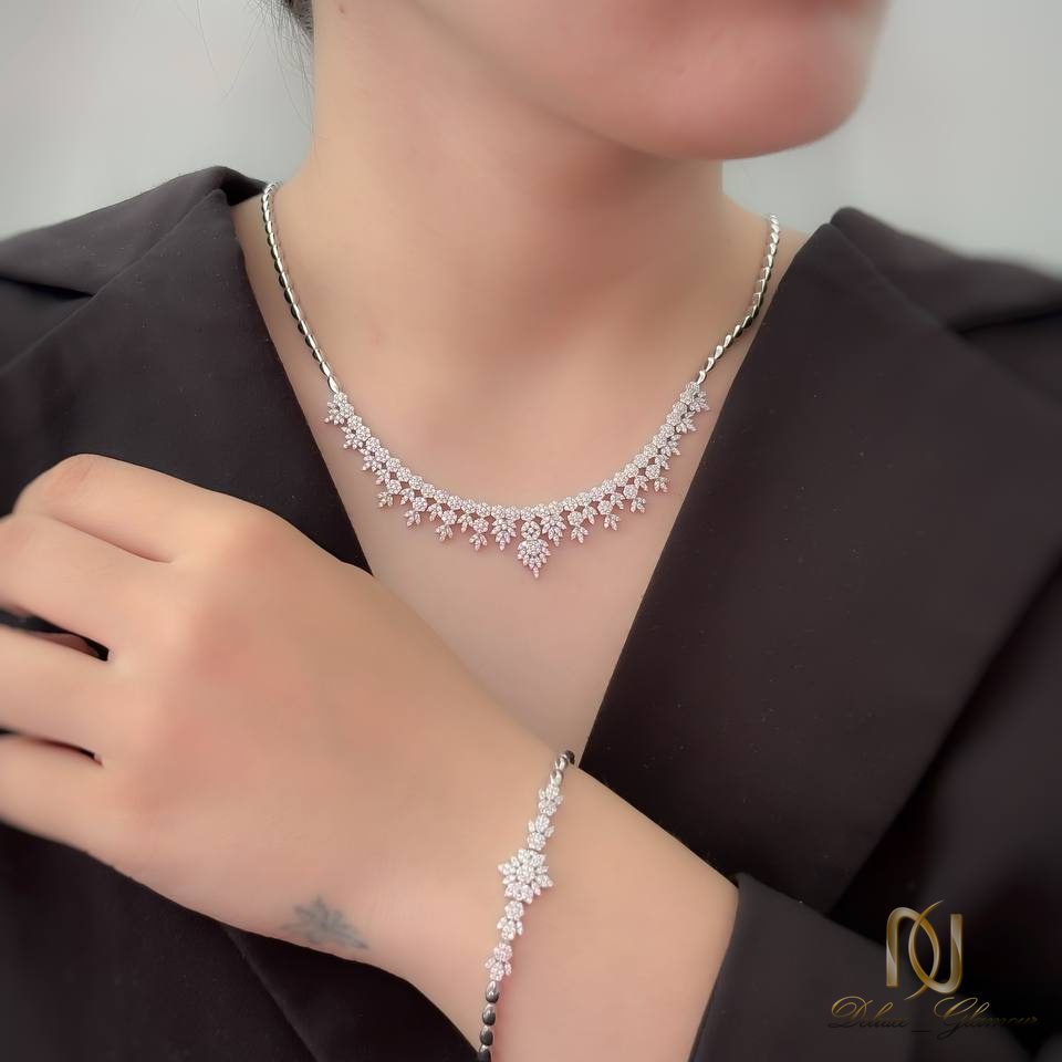 سرویس نقره زنانه گل و برگ ns-s-21، عکس روی مانکن با نمایش کامل ست شامل گردنبند، گوشواره و دستبند، نمای جانبی