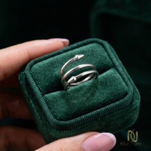 انگشتر نقره زنانه مارپیچ ri-s-15، قرارگیری در جعبه مخمل سبز، نمای نزدیک با دست نگهدارنده