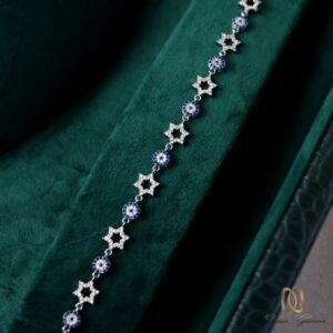 دستبند نقره زنانه ستاره و چشم نظر br-s-26 روی مخمل سبز جعبه جواهرات، نمای کامل با وزن 6.70 گرم
