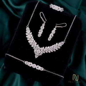 سرویس نقره زنانه طرح هفتی مجلسی ns-s-49 روی جعبه مخمل مشکی با پس زمینه ابریشم سبز، شامل گردنبند، گوشواره، انگشتر و دستبند