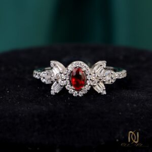 سرویس نقره زنانه مجلسی گل و ns-s-65 عکس انگشتر با سنگ قرمز oval و حاشیه الماس روی پس زمینه مشکی
