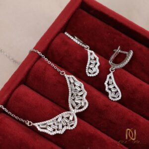 نیم ست نقره زنانه مجلسی بال ce-new-95 روی نمایشگر مخمل قرمز، نمای کامل گردنبند و گوشواره