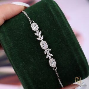 دستبند نقره زنانه مجلسی برگ br-s-50 نمای روی نمایشگر مخملی سبز با وزن 2.98 گرم