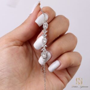 دستبند نقره زنانه مجلسی برگ br-s-50 نمای نزدیک دست نگهدارنده با لاک نقره‌ای و جزئیات نگین‌های برگی