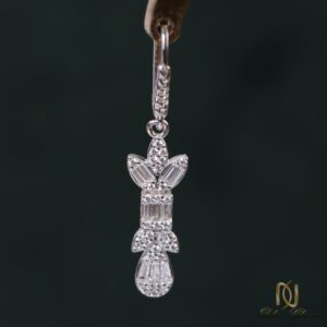نیم ست نقره زنانه مجلسی گل و برگ ce-new-93 نمای نزدیک گوشواره نقره، آویزان بر روی نمایشگر با پس زمینه تیره