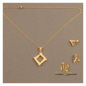 نیم ست گردنبند و گوشواره استیل مربعی بولگاری Bvlgari طلایی از نمای بالا
