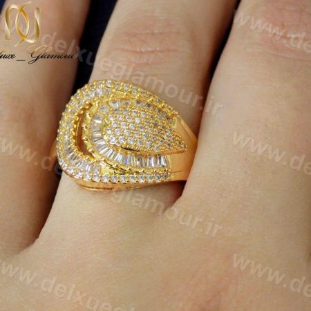 انگشتر زنانه طرح طلای تیتانومی نگین دار کد rg-n118 بر روی انگشت