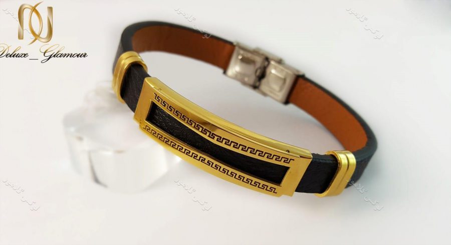 دستبند چرمی مردانه تک ردیفه مشکی-طلایی با قفل جعبه ای ch-104 کنار استند