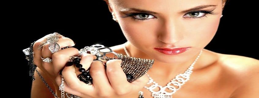 5 نکته برای در دید بودن زیورآلات و ست کردن زیور اصلی 1 زیور و جواهر اصلی | 5 نکته برای در دید بودن زیورآلات و ست کردن زیور اصلی